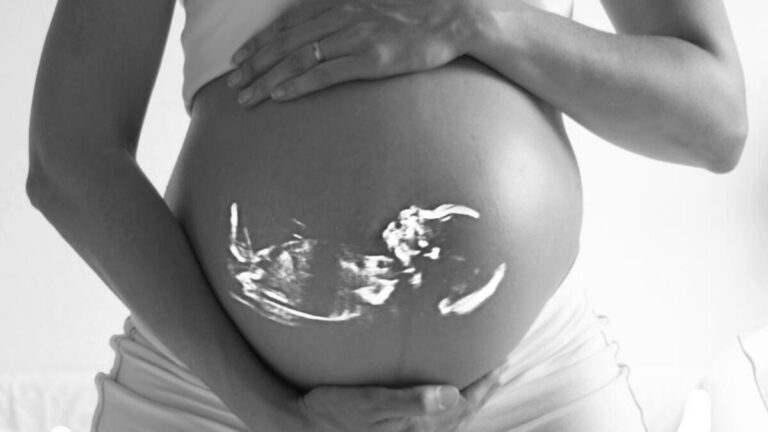 Las semanas de licencia por maternidad en El Salvador y la protección que ninguna empresa quiere que conozcas